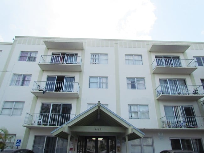 Photo - Seawind Lakes I