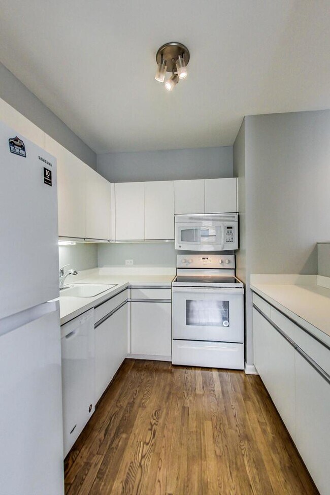 Photo - 2343 N Greenview Ave Unit 102
