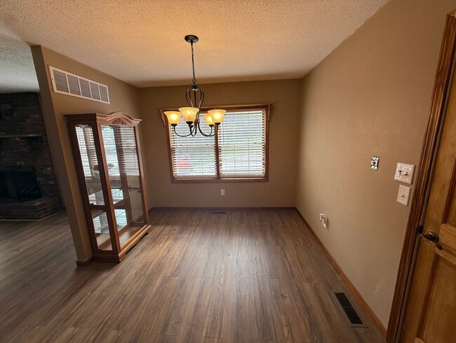 Photo - Spacious 5 Bedroom Home in a Peaceful Country Setting