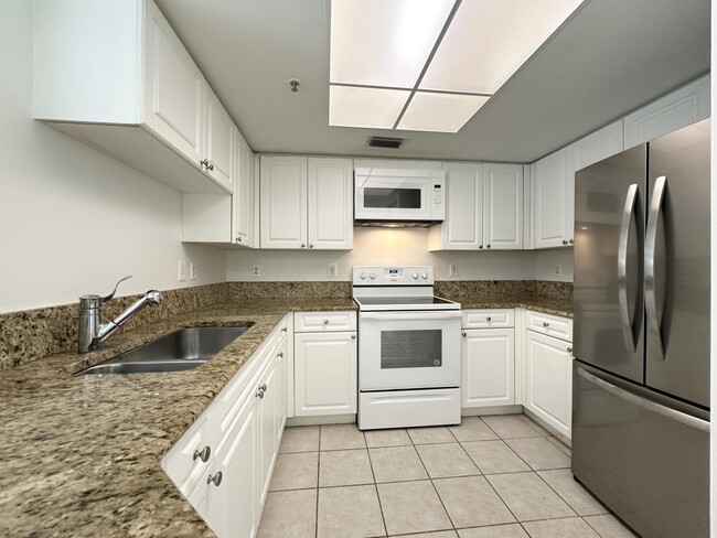 Building Photo - 300 Crestwood Ct N Unit 302