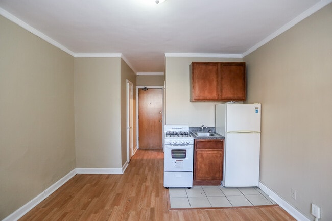 Building Photo - 1108 W Rosemont Ave Unit #105
