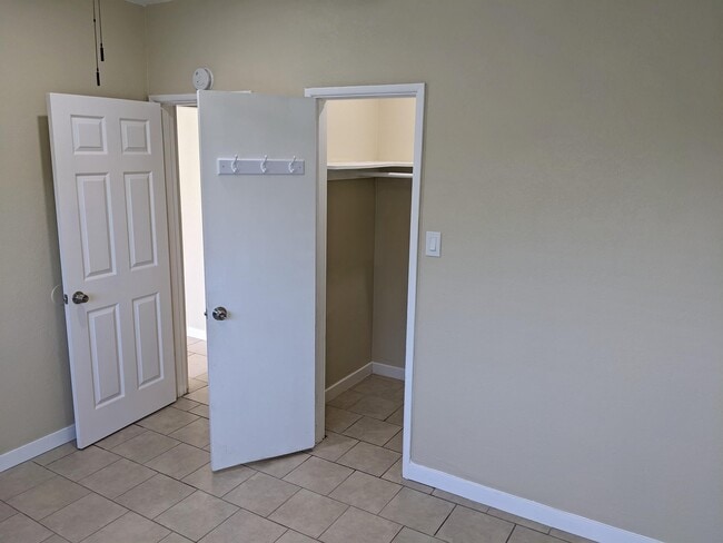 Photo - 4209-4223 Winona Ave