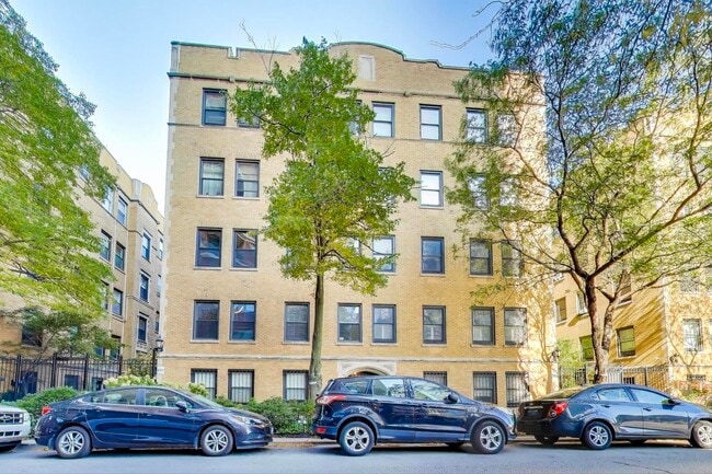 Building Photo - 636 W Waveland Ave Unit 2E