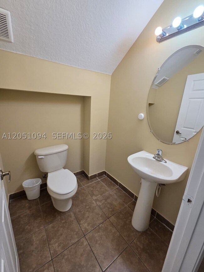 2851 Prospect 404
