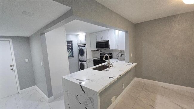 Building Photo - 3000 Riverside Dr Unit 111