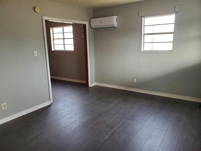 Photo - 1631 N Manhattan St