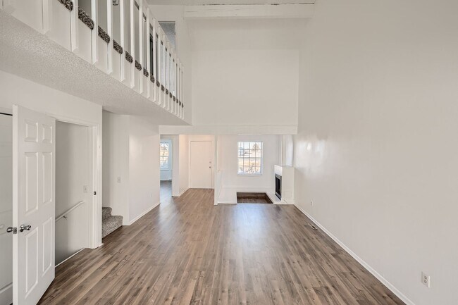 Photo - Evolve Real Estate: Available 9/15 Spaciou... Casa Adosada