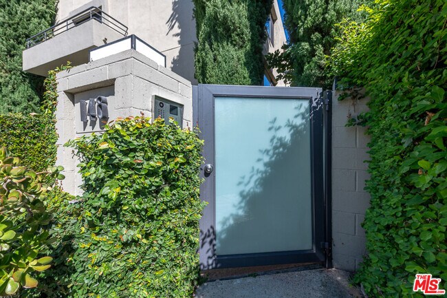 Photo - 148 S Roxbury Dr Unidad B