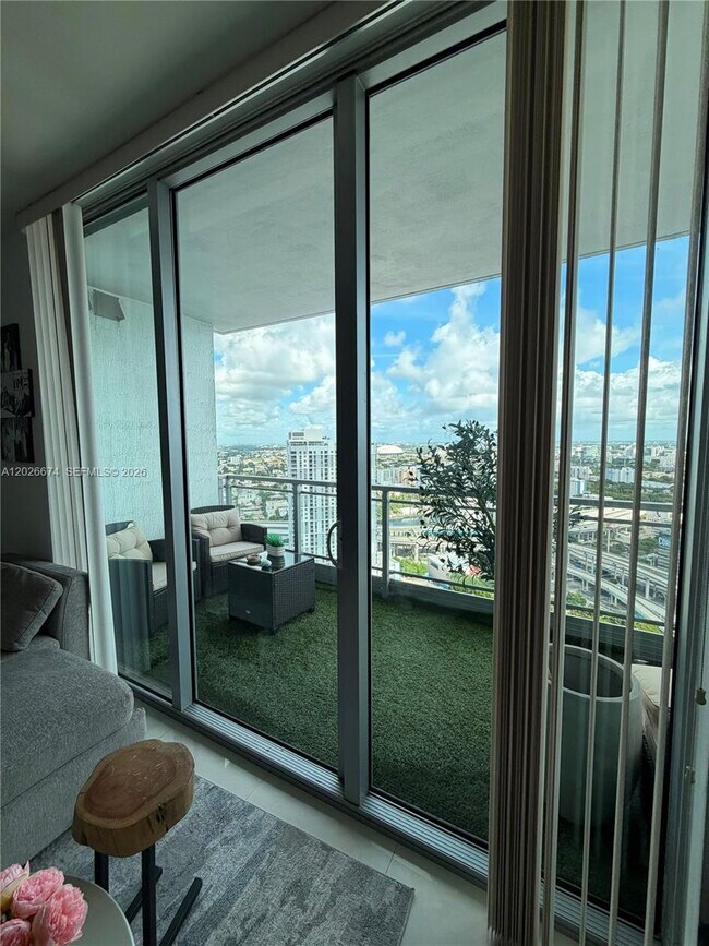 Photo - 90 SW 3rd St Unidad 4006