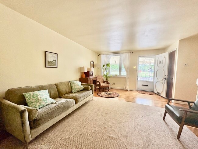 Photo - 305 E Pleasant St