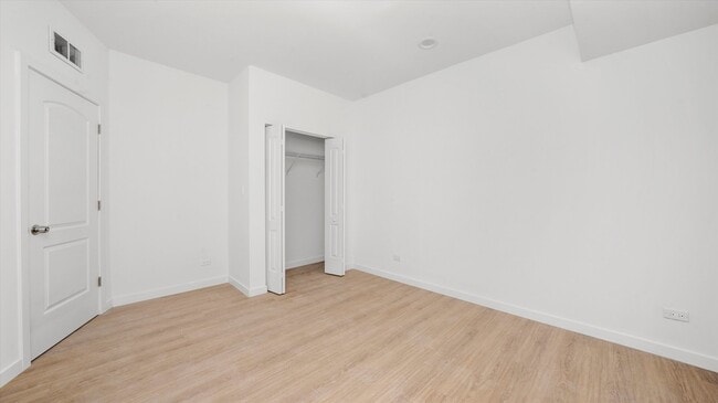 Photo - 2353 N Springfield Ave Unit 2