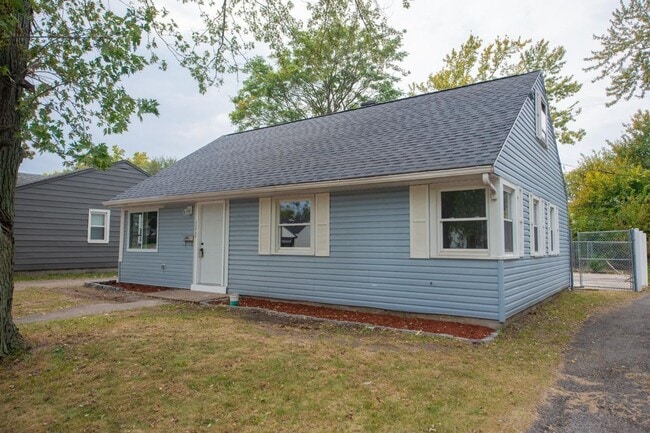 Building Photo - 4 bedroom 2 Bath home!!