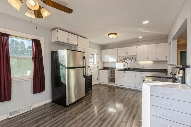 Photo - HOLIDAY LEASING SPECIAL!! 2 Bed, 1.5 Bath Home in Ankeny