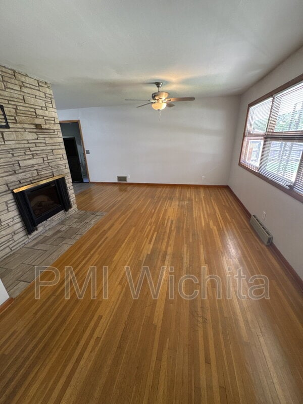 945 N Crestline Ave