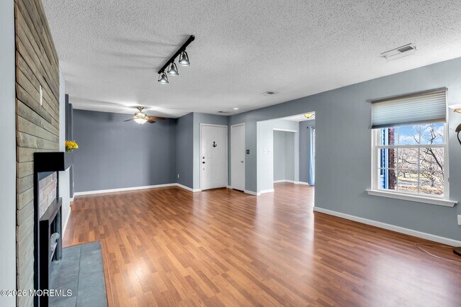 Photo - 106 Frontier Way