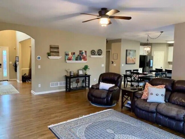 3308 Ellsmere Trce