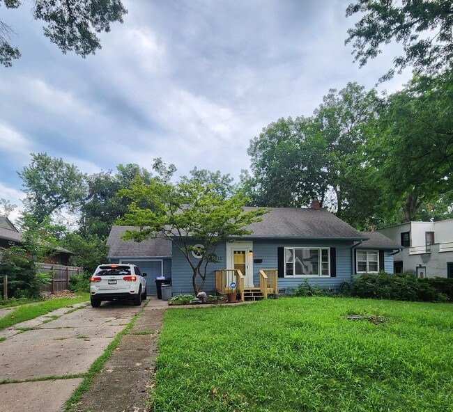 Building Photo - 1812 SW Pembroke Ln