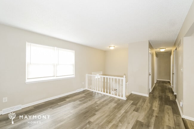 Photo - 313 NE Lakeview Dr