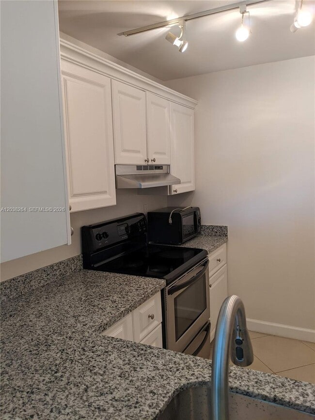 Photo - 711 N Pine Island Rd Unidad 314