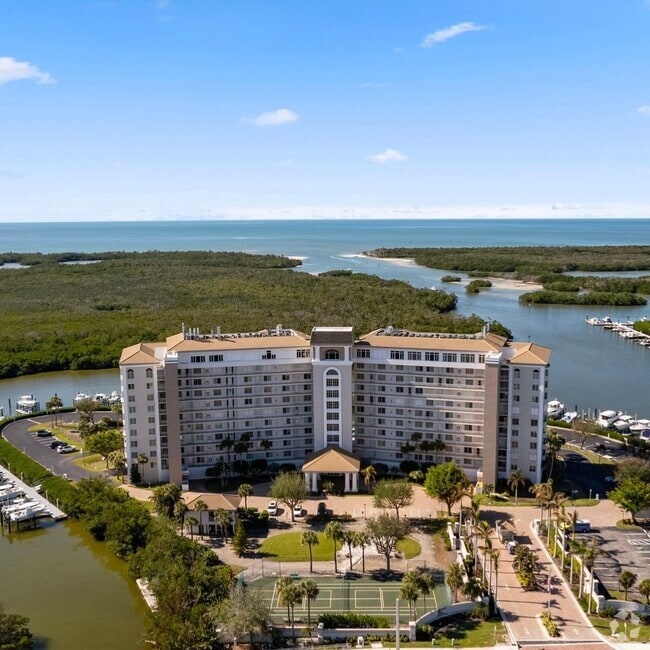 Building Photo - 2 Bedroom OFF-SEASON Rental Overlooking Wi...