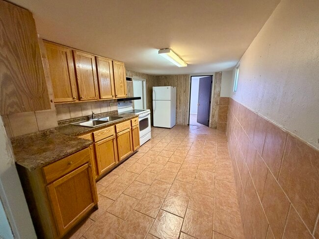 Kitchen - 611 S Hawthorne Ave Unit B