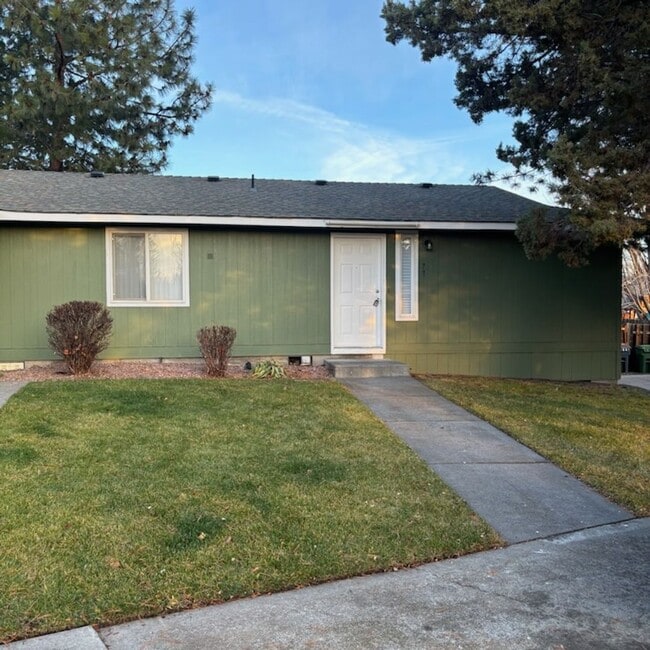 Building Photo - *Your New Home Awaits* 2 Bedroom / 1 Bath Duplex