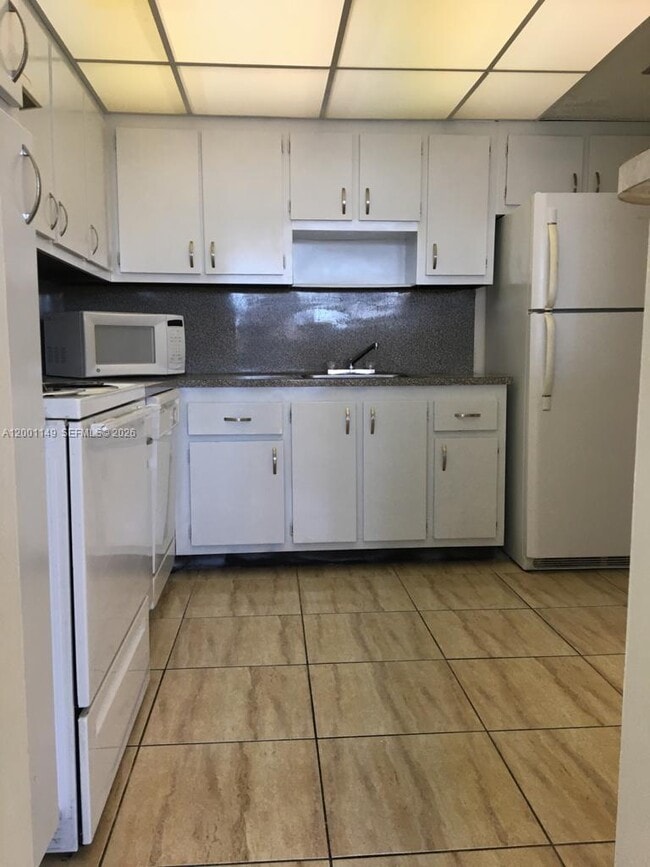 Building Photo - 2025 NE 164th St Unit 205