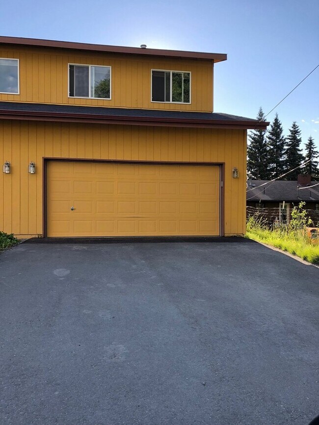 Building Photo - 3 Bedroom Townhouse near Midtown!
