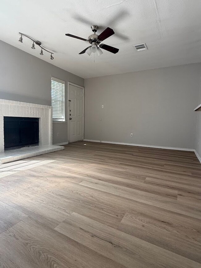 Photo - River Crossing - 2BD Townhome - Two Story - Near Downtown - Full Laundry - Small Yard - Reserved ...