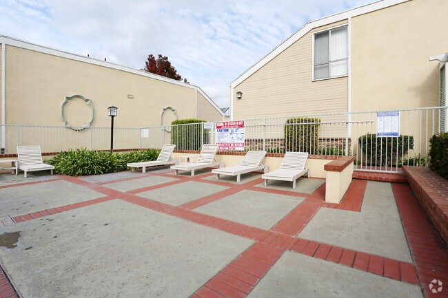 Greenhouse Apartments For Rent In Fullerton Ca Forrent Sun Deck Greenhouse Apartments