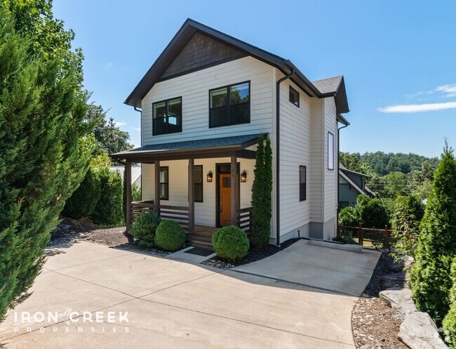 Building Photo - Modern Design Meets Mountain Views in West... Rental