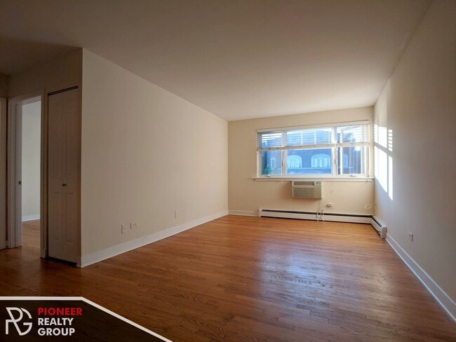 Building Photo - 643 W Wrightwood Ave