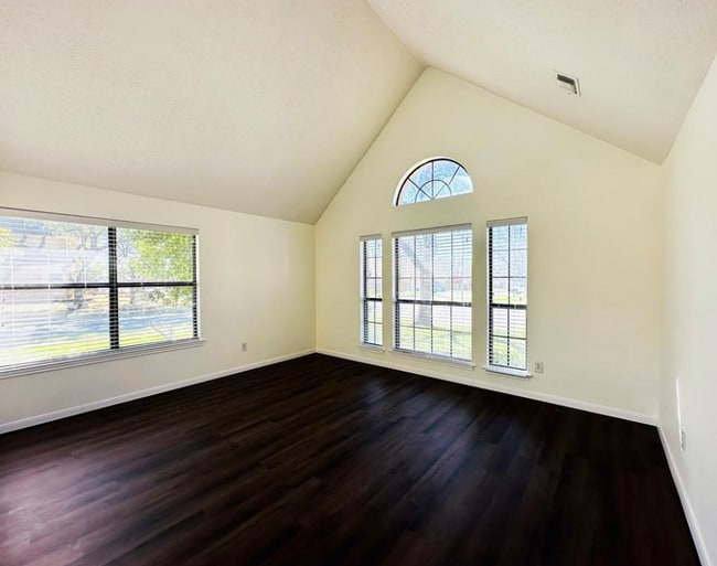 306 Applewood Dr
