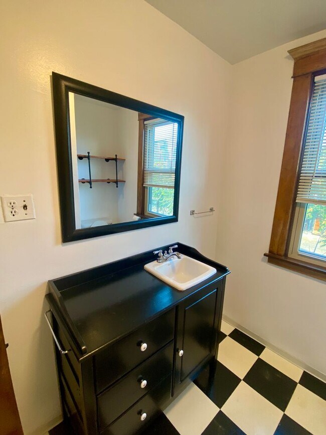 Building Photo - 1005-1017 W. 14th Ave. Unit 1015 W. 14th Ave  B