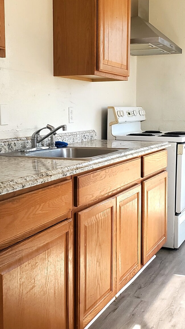 Photo - 905 W 7th St