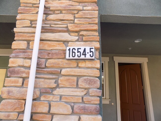Building Photo - Gorgeous "Like New" Cambrian Tri-level Fou...
