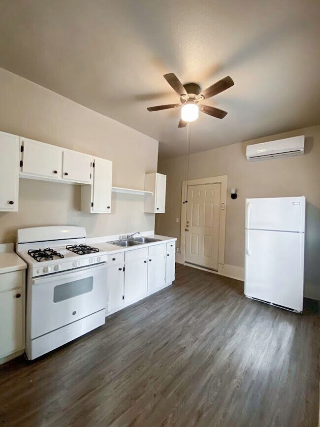 Photo - Updated 1Bd 1Ba apartment Historic home cl... Unidad 241 Post Ave Apt 3