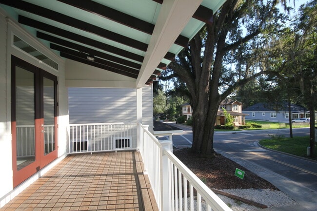 Building Photo - Luxury 4 Bed / 4 Bath Bungalow Cottage -- ...