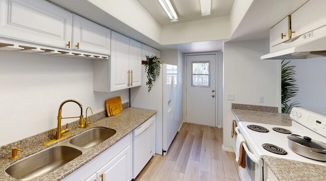 Photo - 328 E Dunbar Dr
