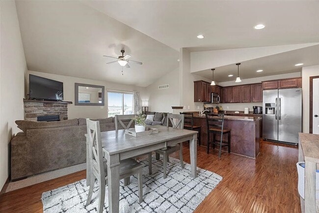 Photo - 459 Bainberry St
