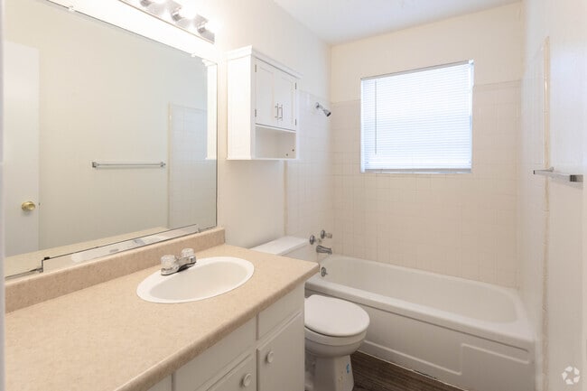 2BR, 1BA -896 SF - Plainview Apartments