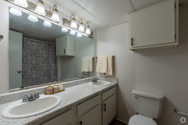 2BR, 1.5BA - 1050SF - Bathroom
