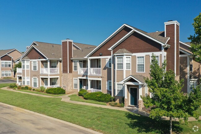 Building Photo - Hamptons at Woodland Pointe