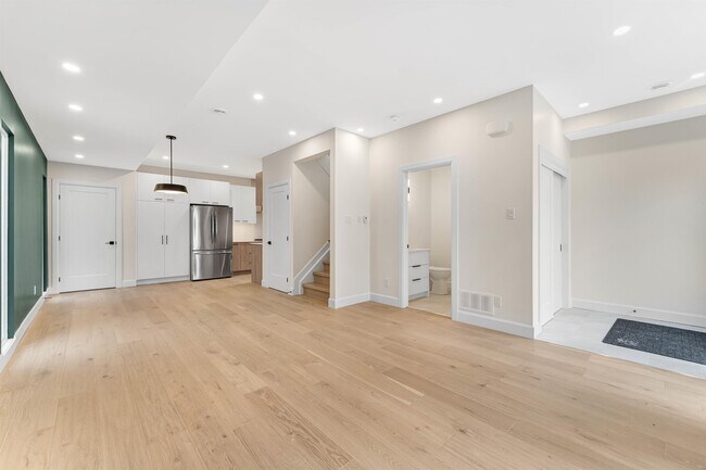 Photo - 847 Woodroffe Ave