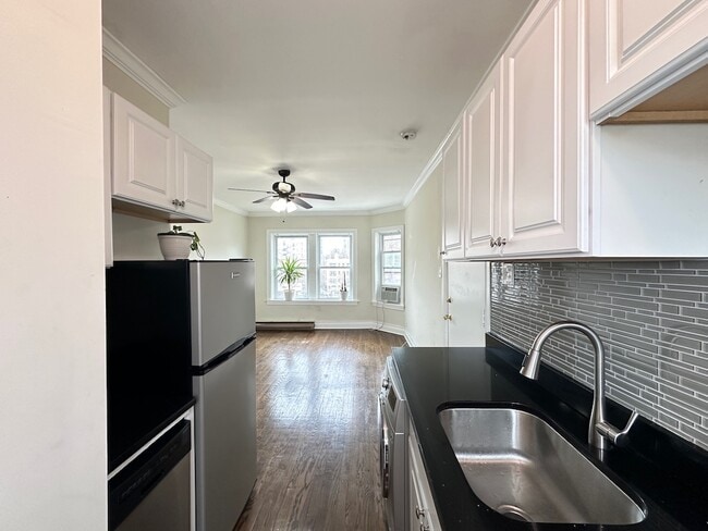 Building Photo - 655 W Roscoe St Unit A07W