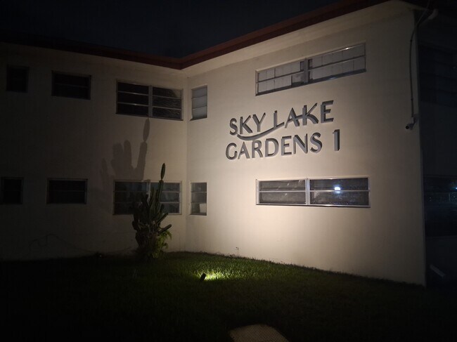 Building Photo - 1605 NE Miami Gardens Dr Unit 105