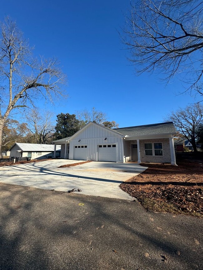 Building Photo - Brand New Twin Home