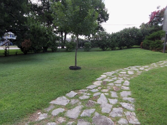 Building Photo - Cozy Condo close to downtown!!