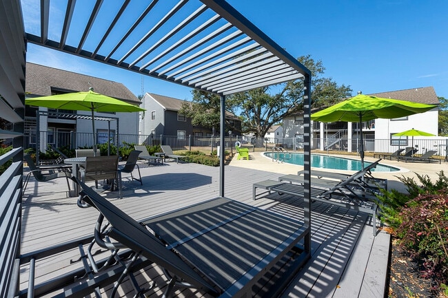 Área de piscina y salón Grove at Southwood - The Grove at Southwood