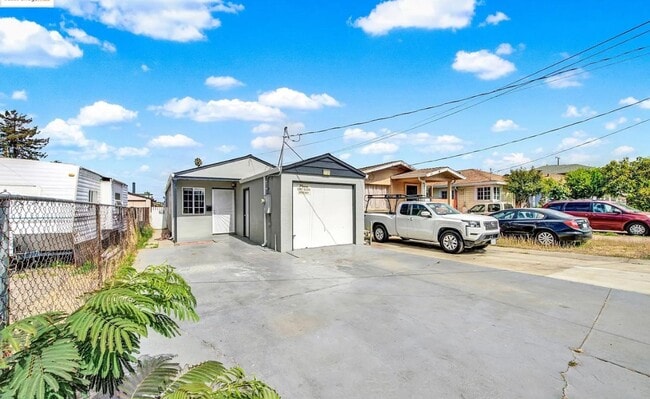 Building Photo - Single Family Home Available Now!!